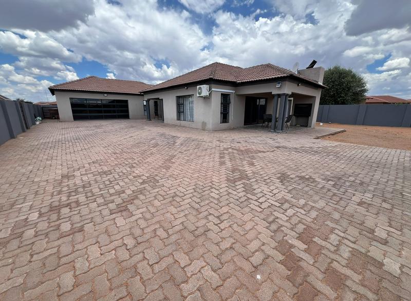 To Let 4 Bedroom Property for Rent in Kathu Northern Cape